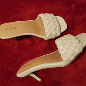 Woven toe strap sandals